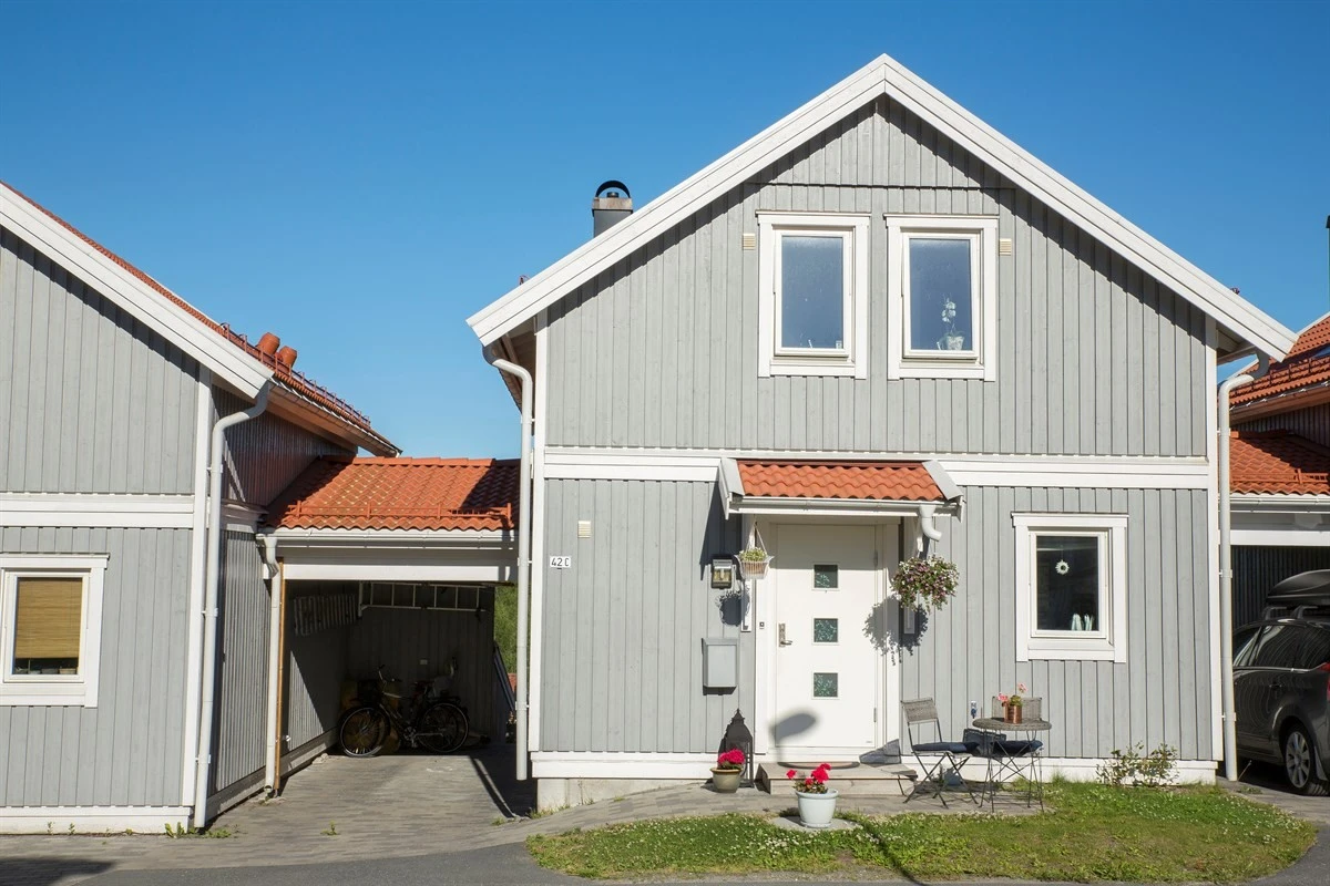 Carport på siden av boligen har plass til 2 biler Galleribilde