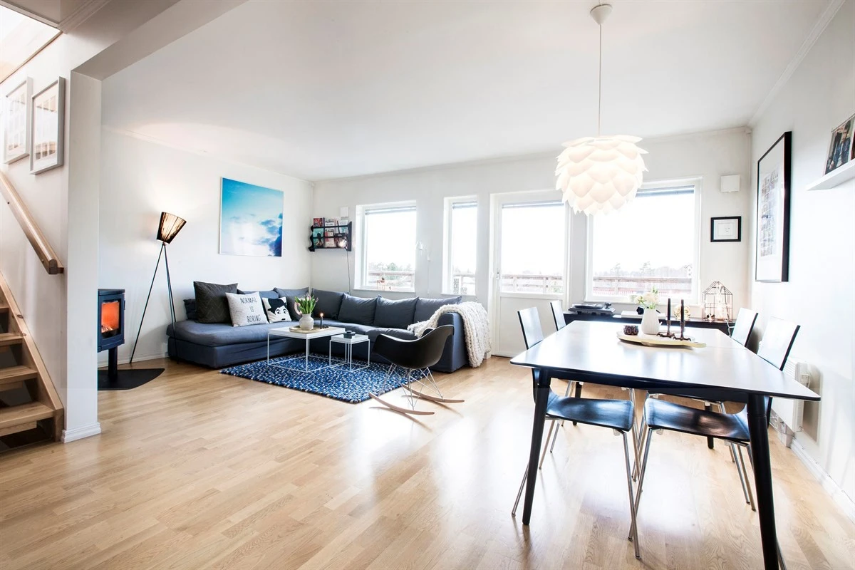 Stuen har utgang til solrik balkong Galleribilde