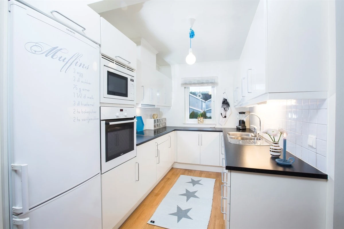 Godt med skap- og benkeplass på kjøkken Galleribilde