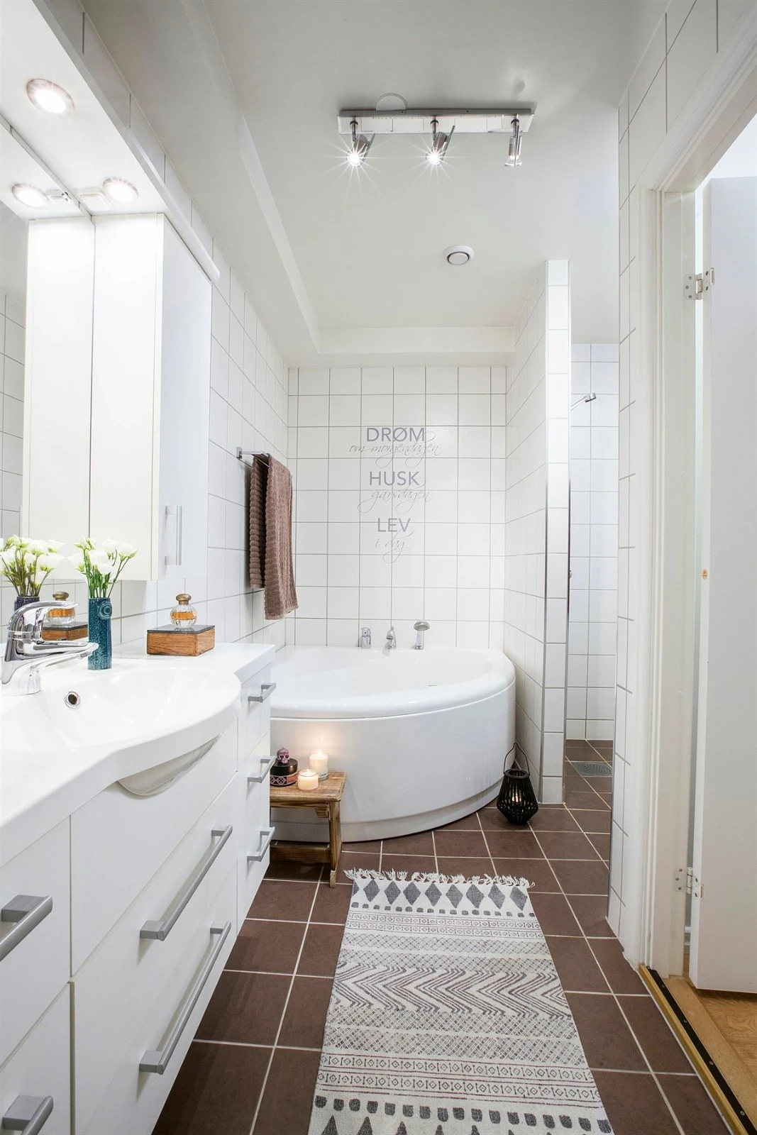 Bad i underetasje har dusjnisje og badekar Galleribilde