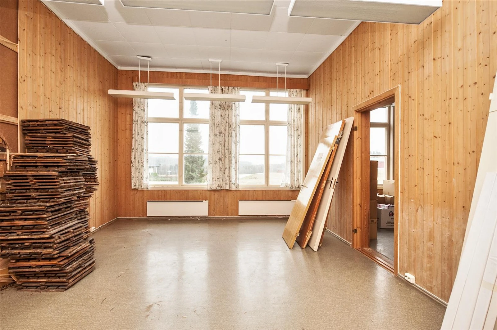 Bildet er tatt i 1.etasjei skolen hvor det bl.a er flere rom som er brukt som klasserom. Galleribilde