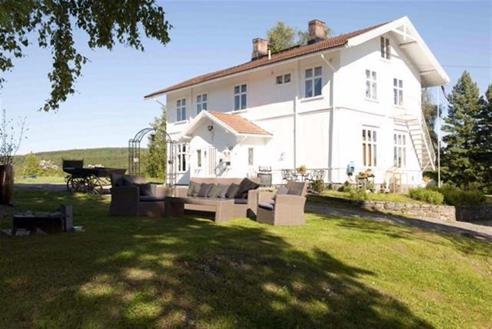 Eneboligen har to etasjer med full takhøyde. Galleribilde