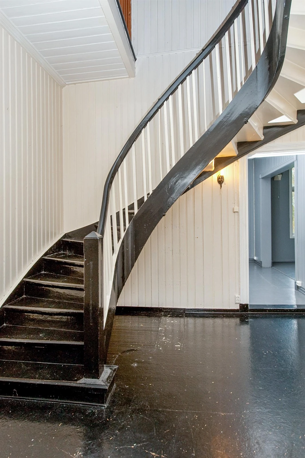 Dekorativ plassbygget trapp i enboligen. Galleribilde