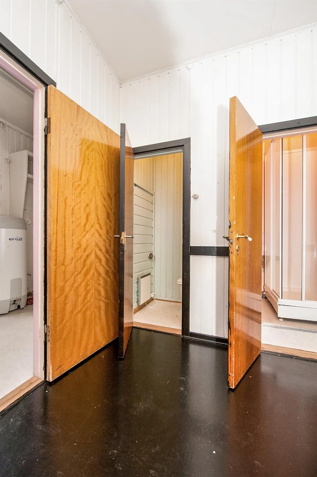 Det er enkle santiærforhold i boligen med et dusjrom, toaletrom og vaskerom i 1.etasje og wc med servant i 2.etasje. Galleribilde