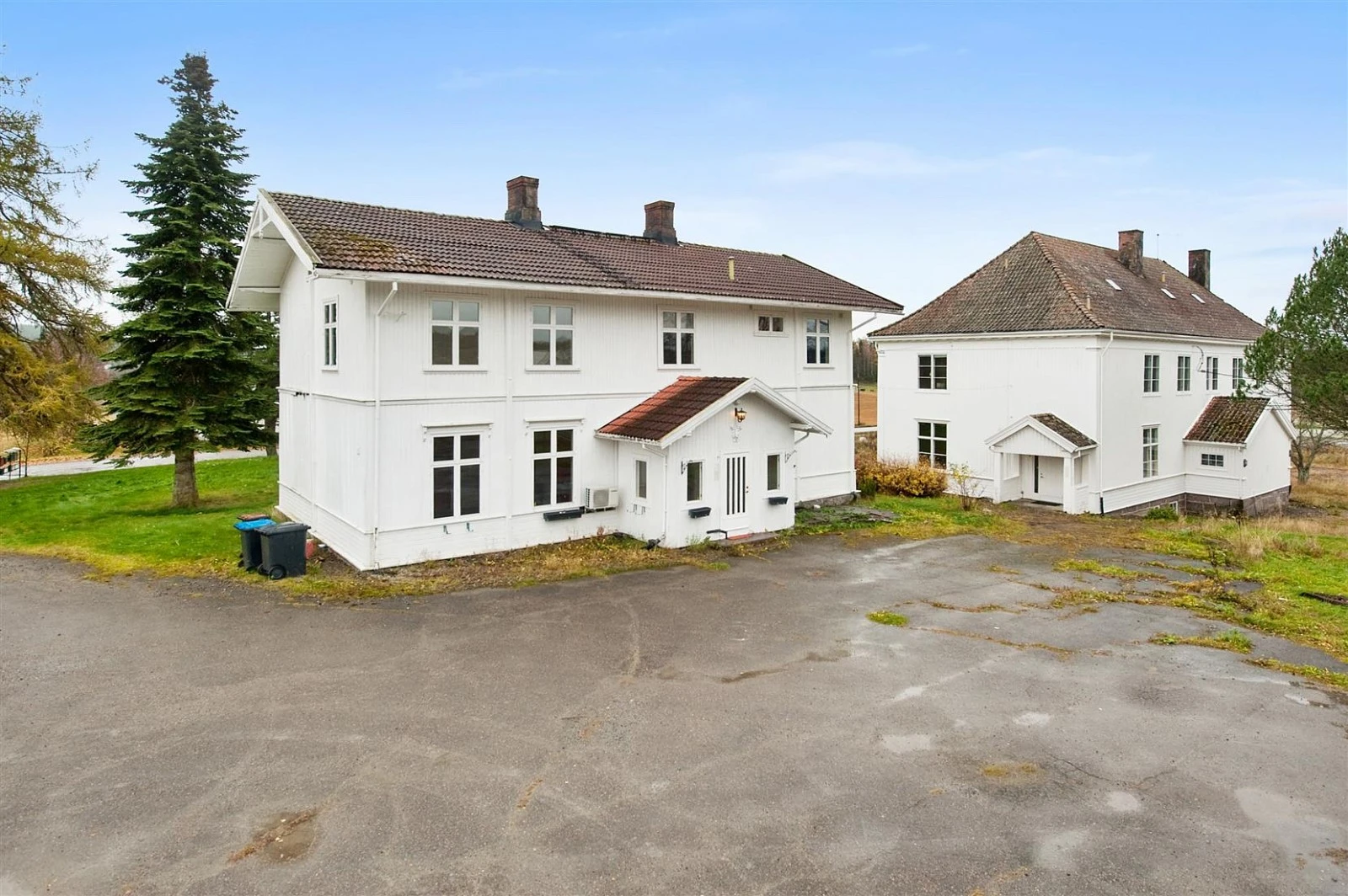 Huset til venstre er regulert til boligformål, huset til høyre er regulert til næring, skole. Galleribilde