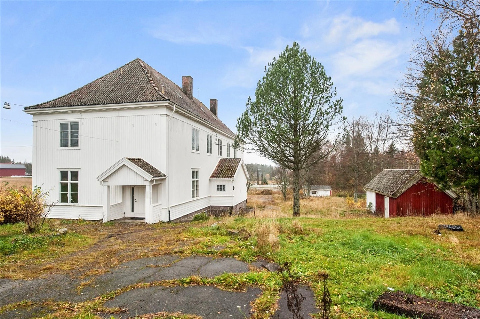 Skolen og eneboligen lå tidligere på samme eiendom, men har nå separate bruksnummer. Galleribilde