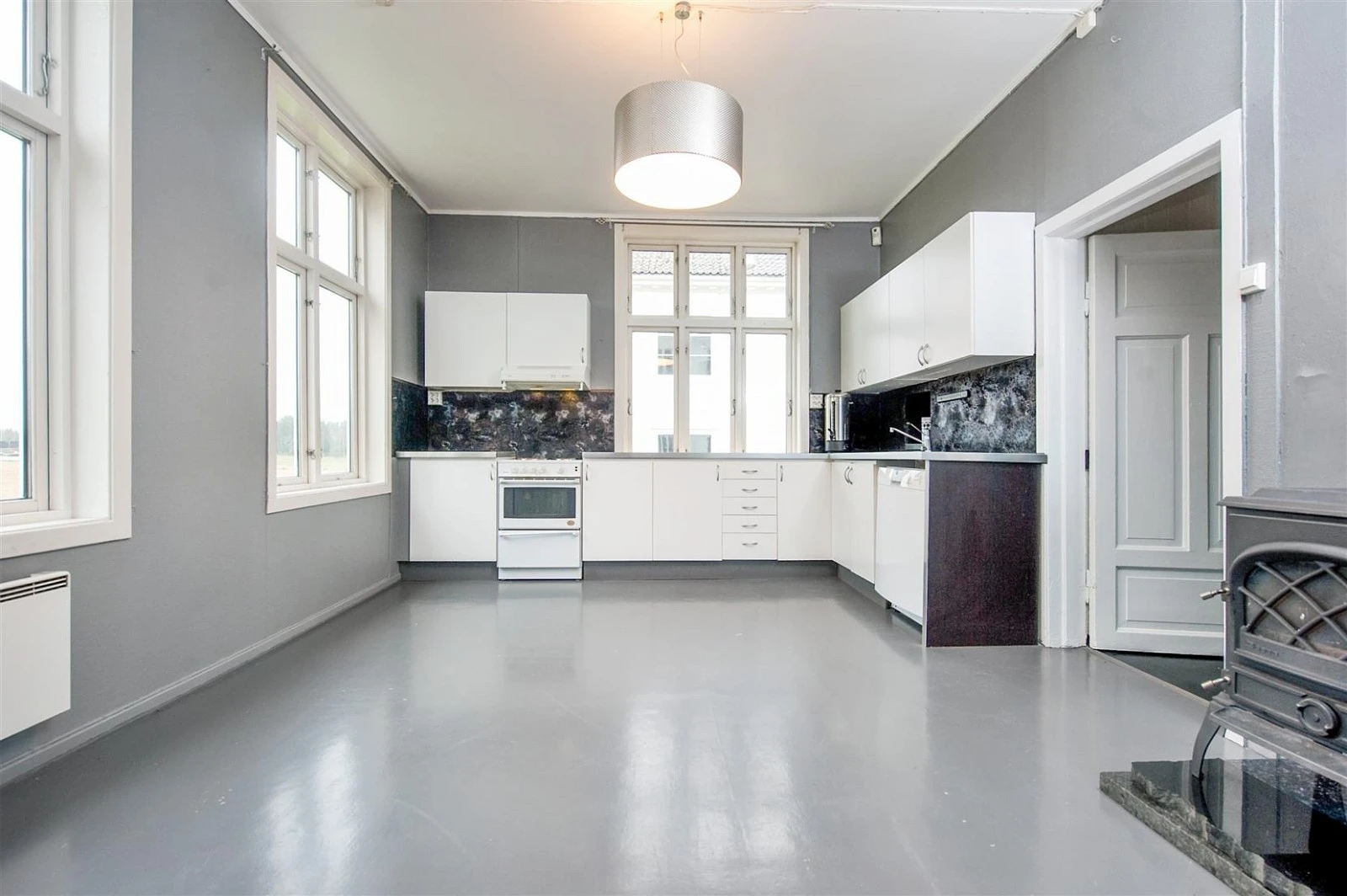 Kjøkkenet i eneboligen er pusset opp de senere år. Galleribilde