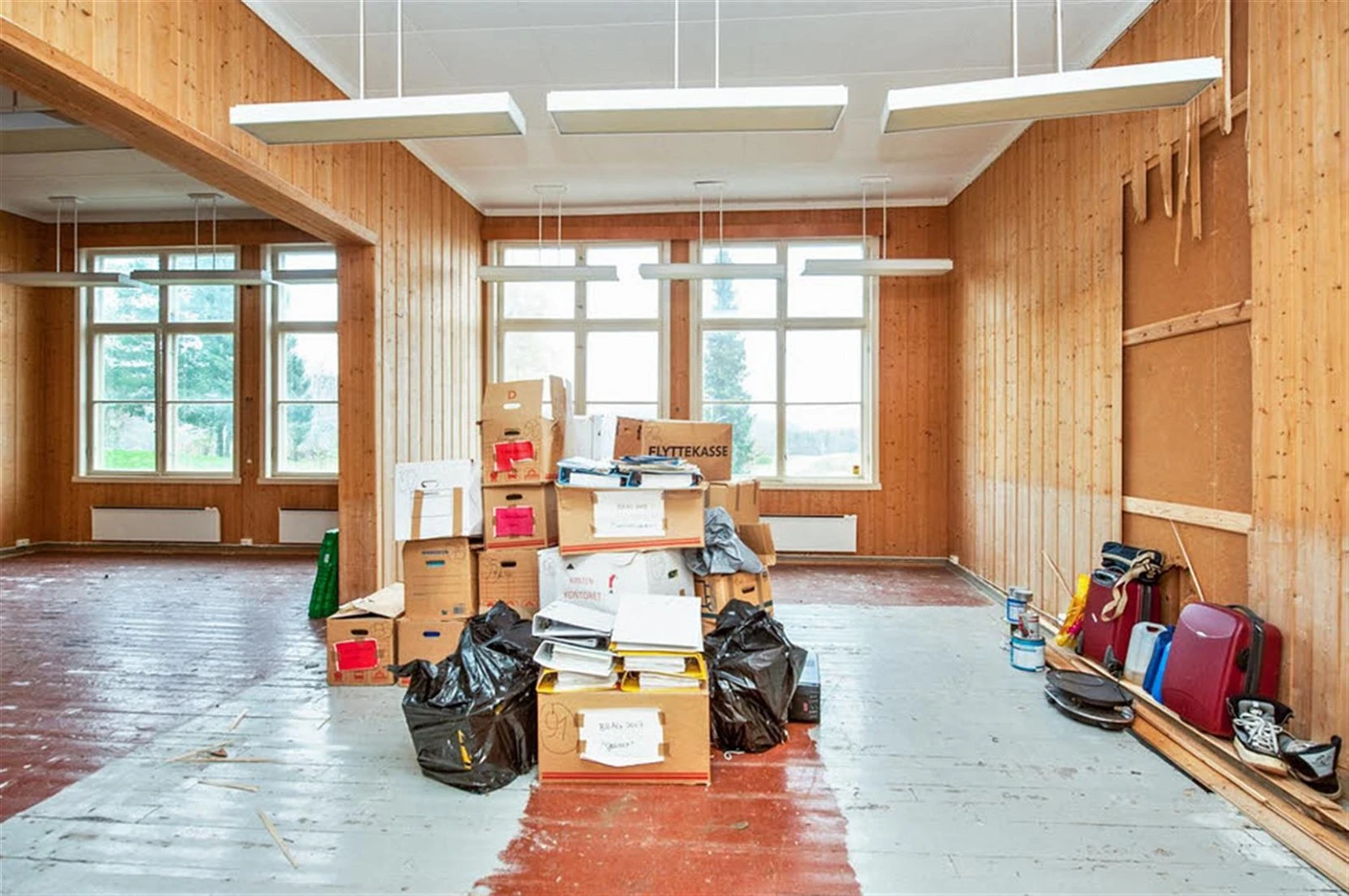 Ca 115 kvm av skolen leies ut som lager for kr 10.316,- pr mnd. Denne avtalen kan videreføres til neste eier. Galleribilde