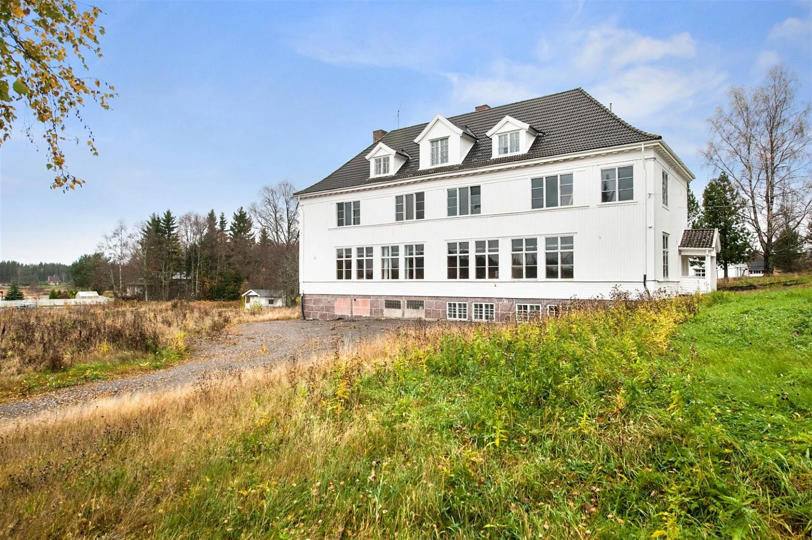 Bygget har fungert som en internatskole og bør ha flere utnyttelsesmuligheter. Galleribilde