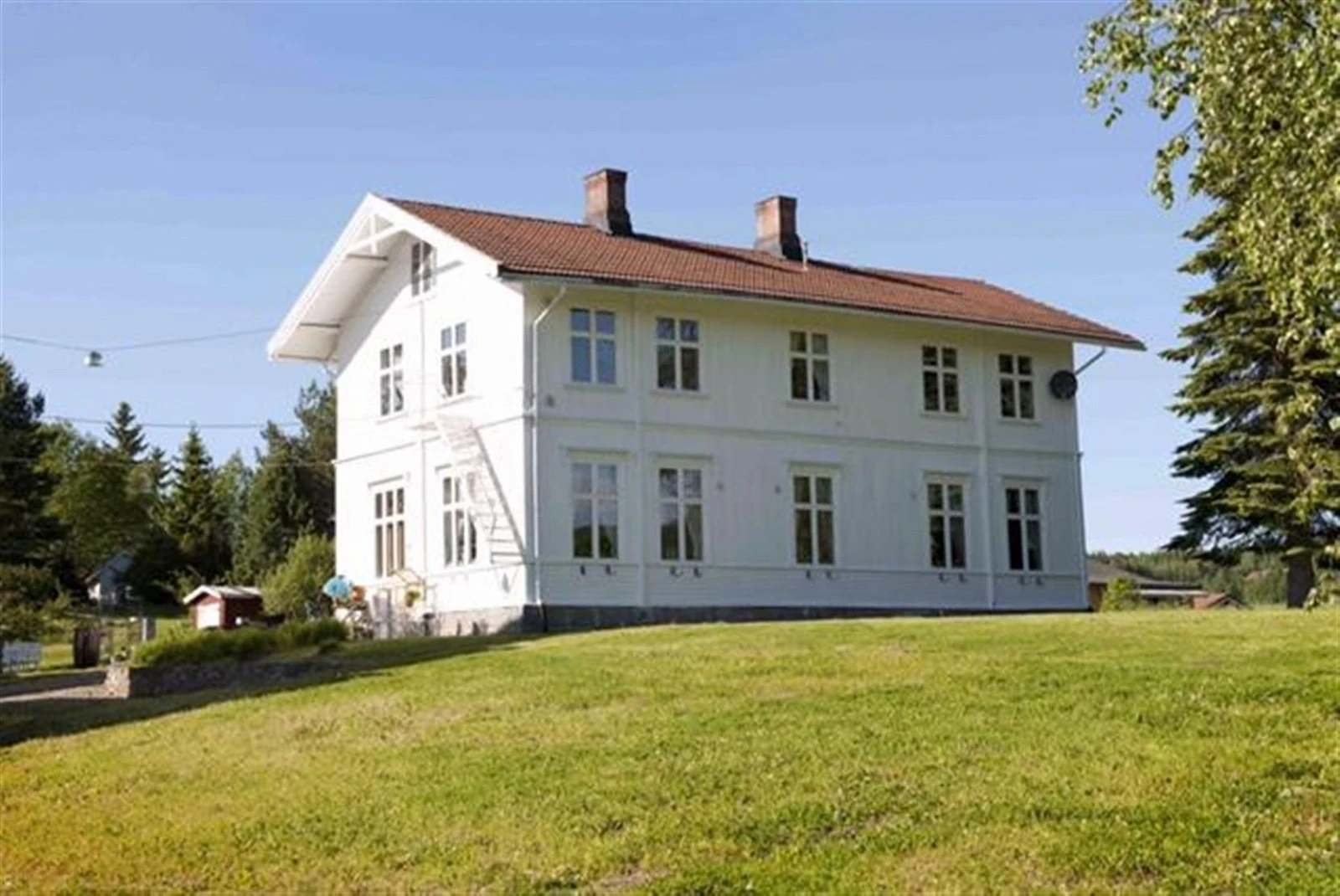 Eneboligen ligger høyt i terrenget og har fin utsikt utover nærområdet. Galleribilde