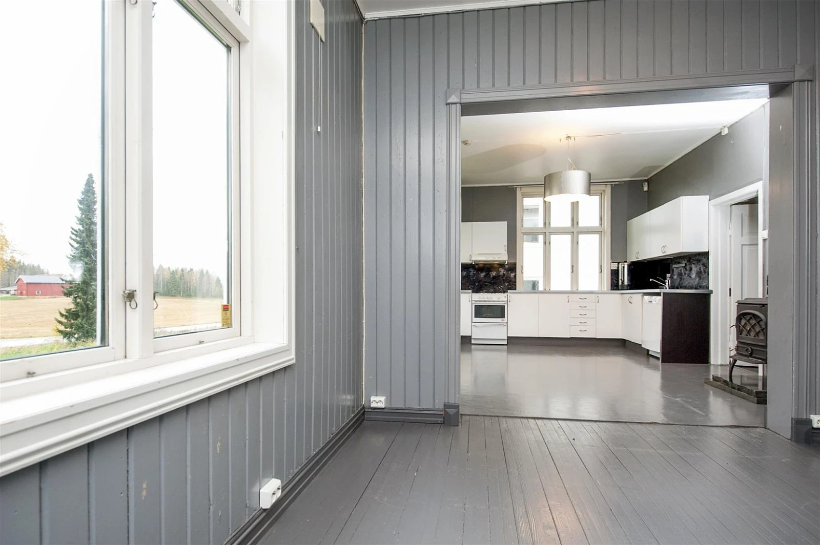 Spisestue og kjøkken i enebolig. Galleribilde