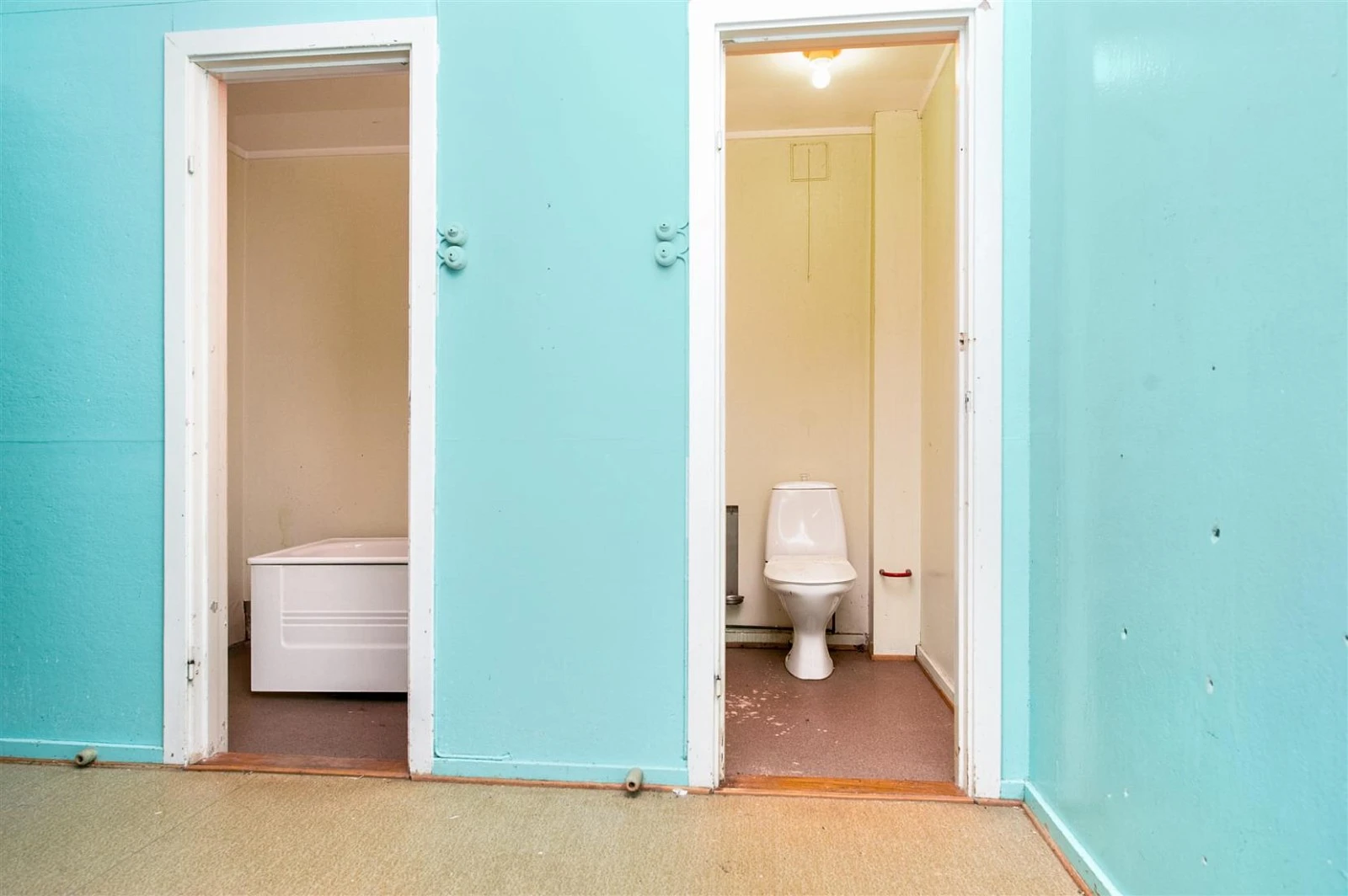 Det er toalett i alle etasjer i skolebygget og det er generelt enkle sanitærforhold. Galleribilde