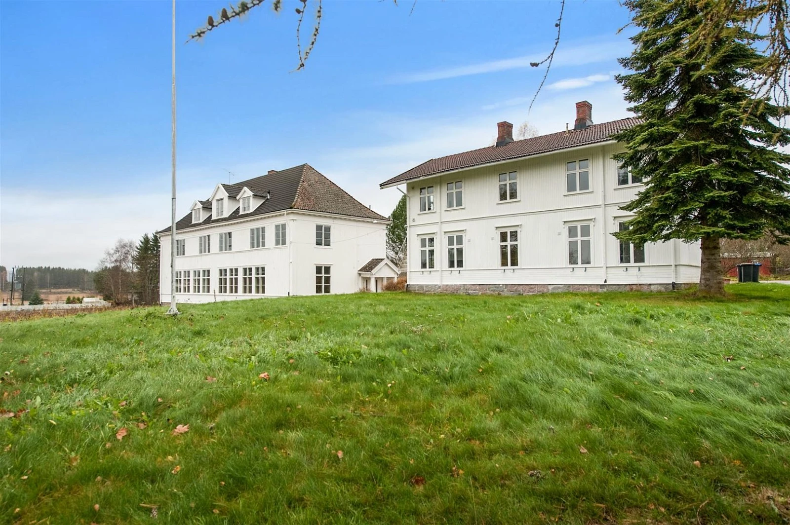 Tomten er delt i 2 bruksnumer og er på tilsammen 7231 kvm. Eiendommen kan selges samlet eller hver for seg. Galleribilde