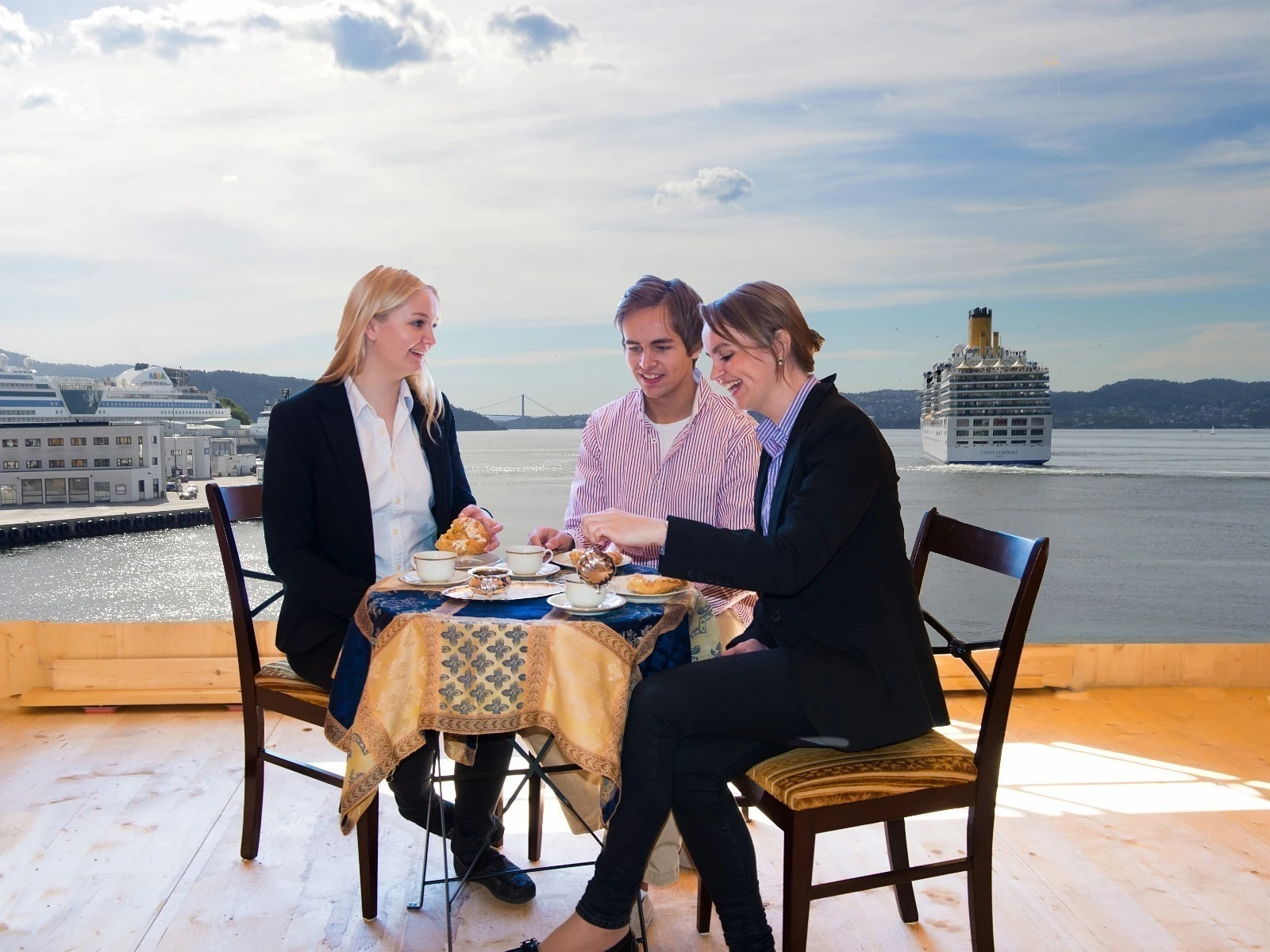 Utsikt fra balkong mot fjorden Galleribilde