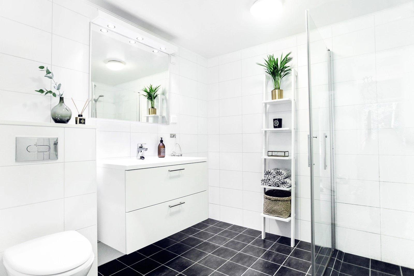 Helfliset baderom med pen innredning Galleribilde