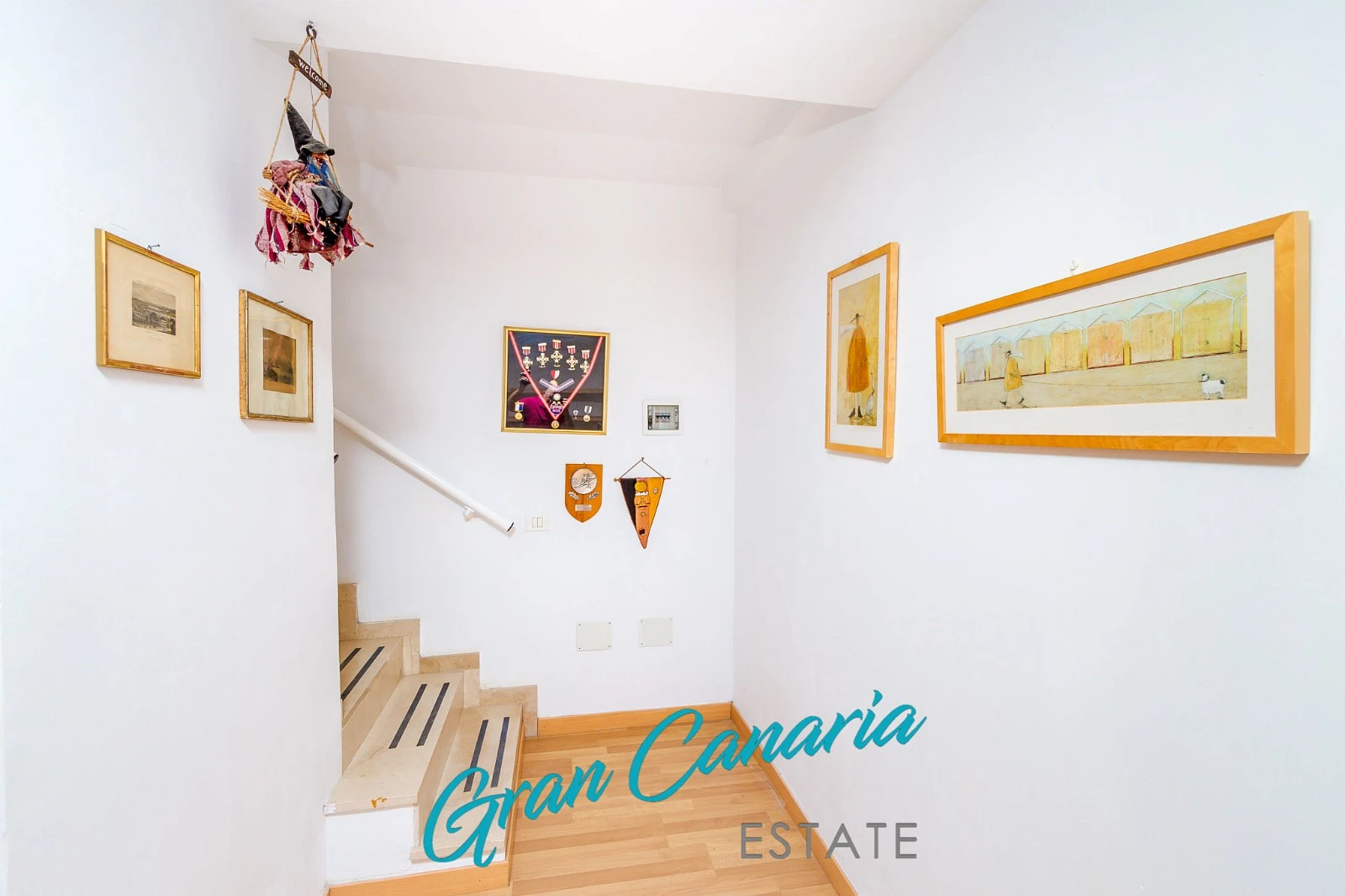 Trapp opp fra sokkeletasje Galleribilde