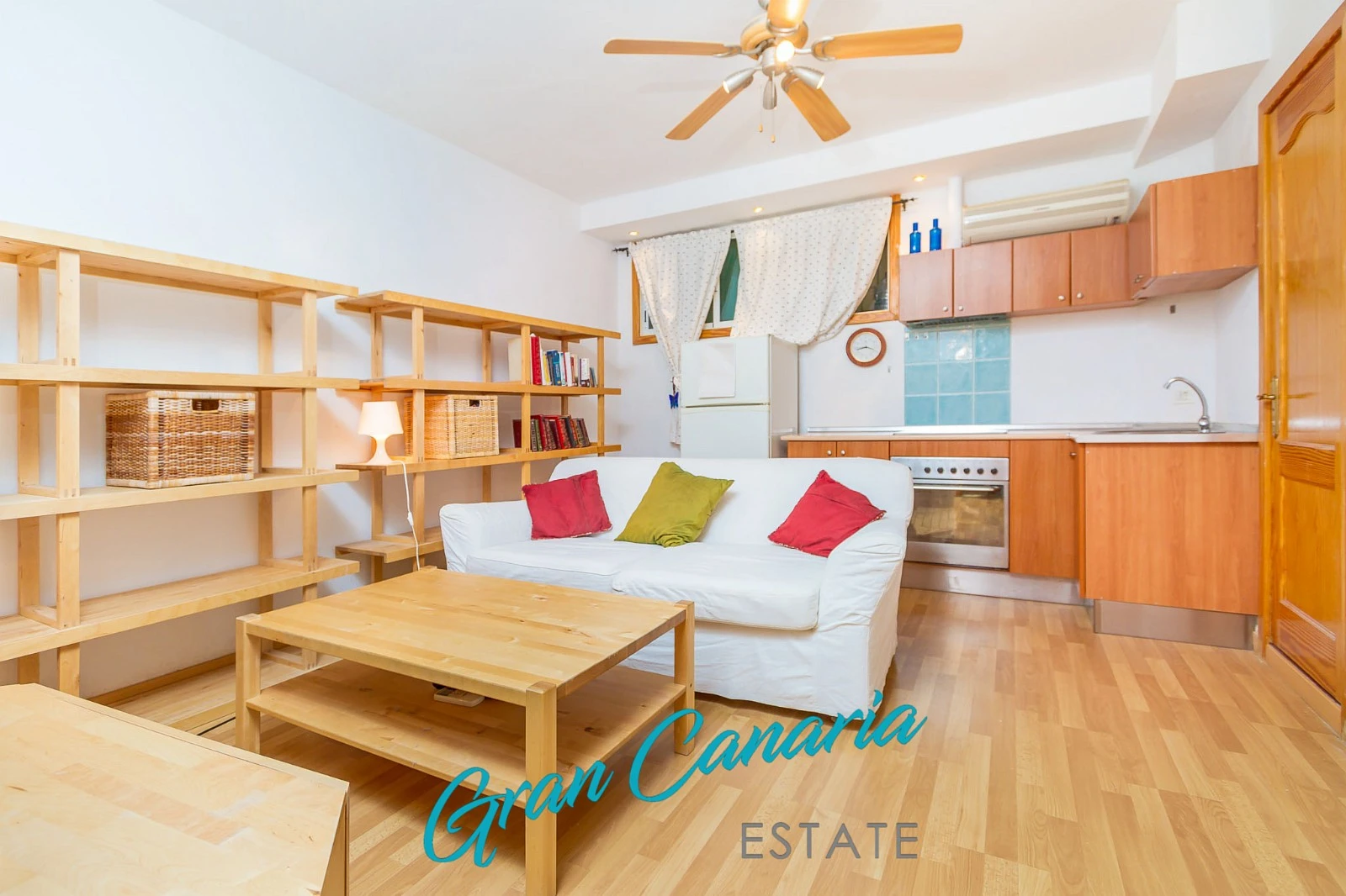 Komplett leilighet i sokkeletasje. Åpen stue-/kjøkkenløsning. Galleribilde