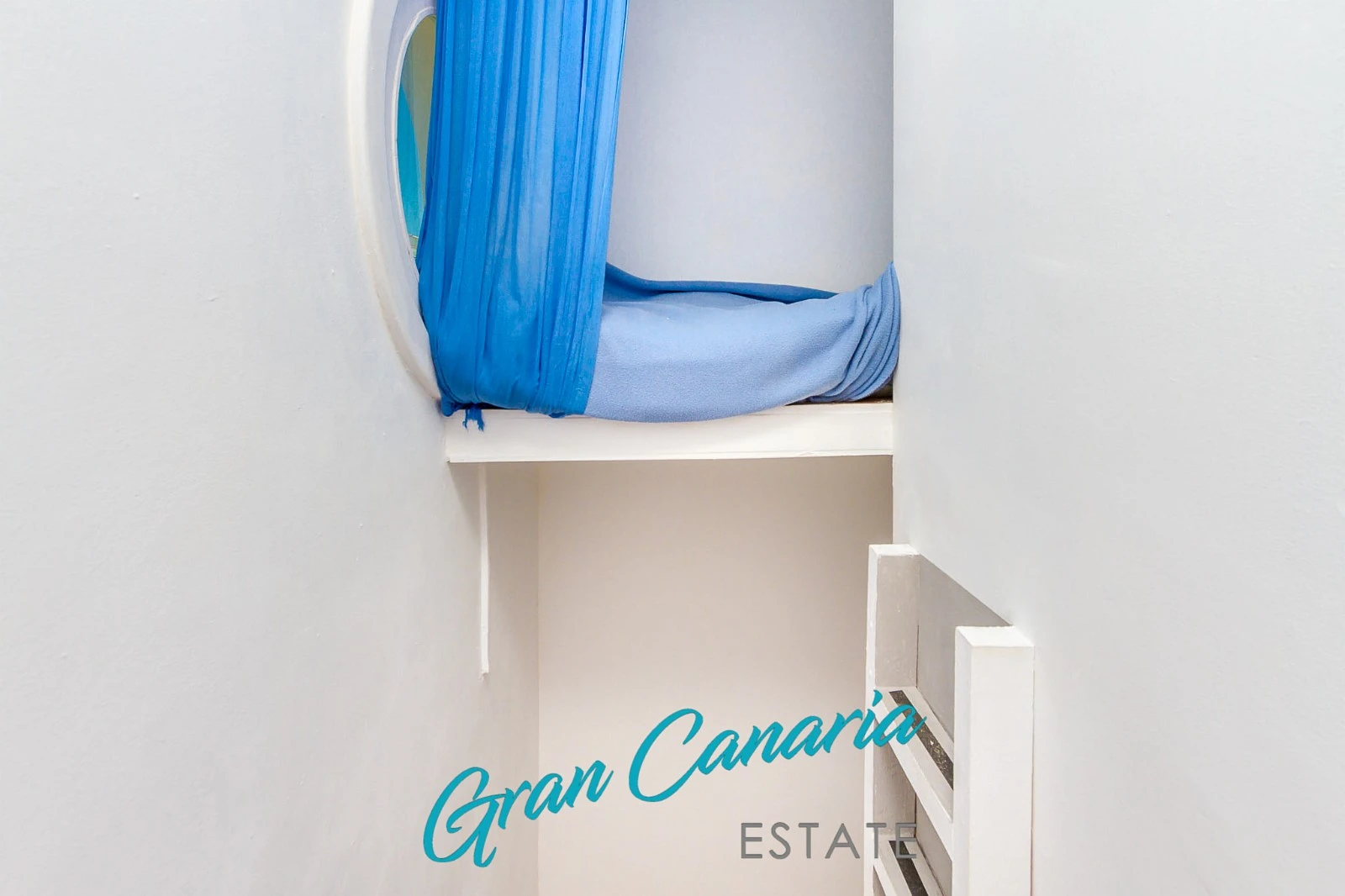 Sovealkove over trappen med stige, som utgjør et fjerde sted å sove. Barna vil elske det! Galleribilde