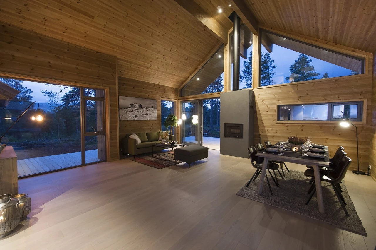 Stor og romslig stue med store vindusflater Galleribilde