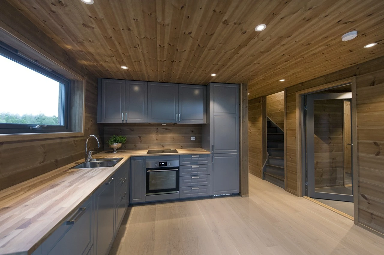 Pent og nyoppført kjøkken med integrerte hvitevarer Galleribilde