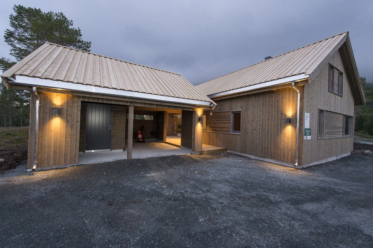 Flott nyppført hytte med egen carport Galleribilde