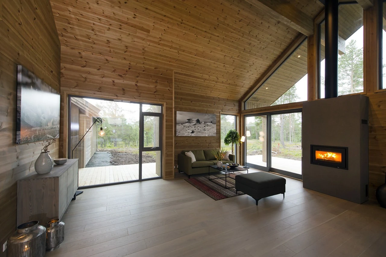 Fra stua har du utgang til terrasse samt peisovn som varmekilde Galleribilde