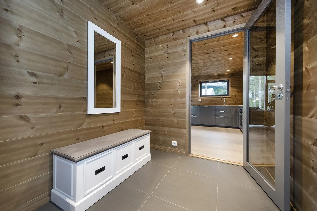 Fra entre'en er det inngang til vaskerom og videre vei inn mot kjøkkenet Galleribilde