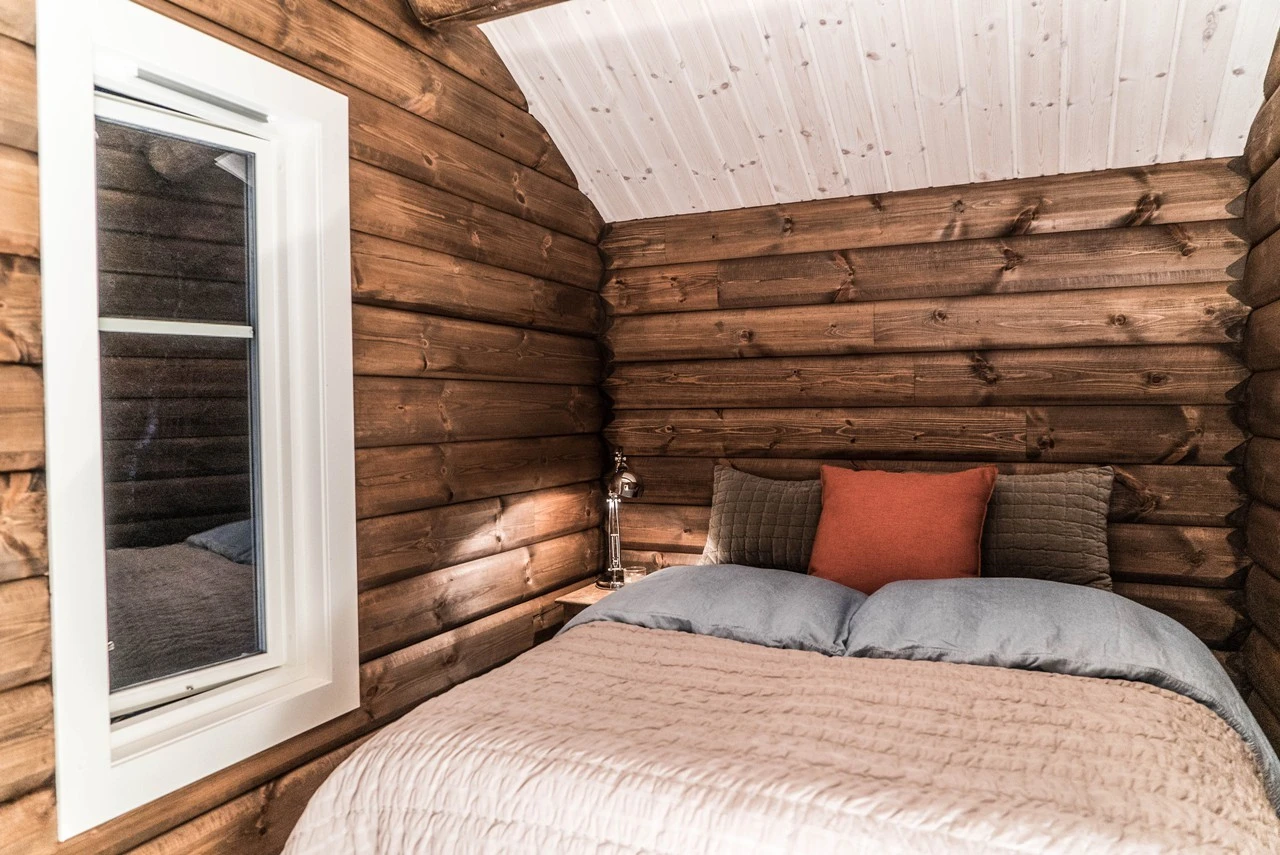 Soverom i 2. etasje med vindu ut mot rolige omgivelser Galleribilde