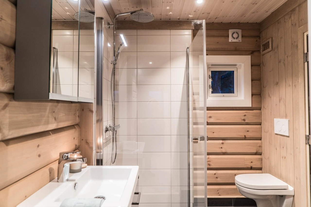 Hovedbad i 1. etasje med materialvalg av høy kvalitet med tilsvarende utførelse Galleribilde