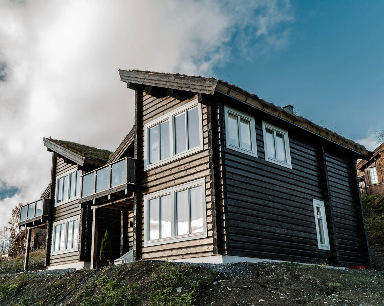 Her vil du få en nybygd fritidsbolig med moderne uttrykk i tømmer, og med nærhet til både alpinanlegg og skiløyper Galleribilde