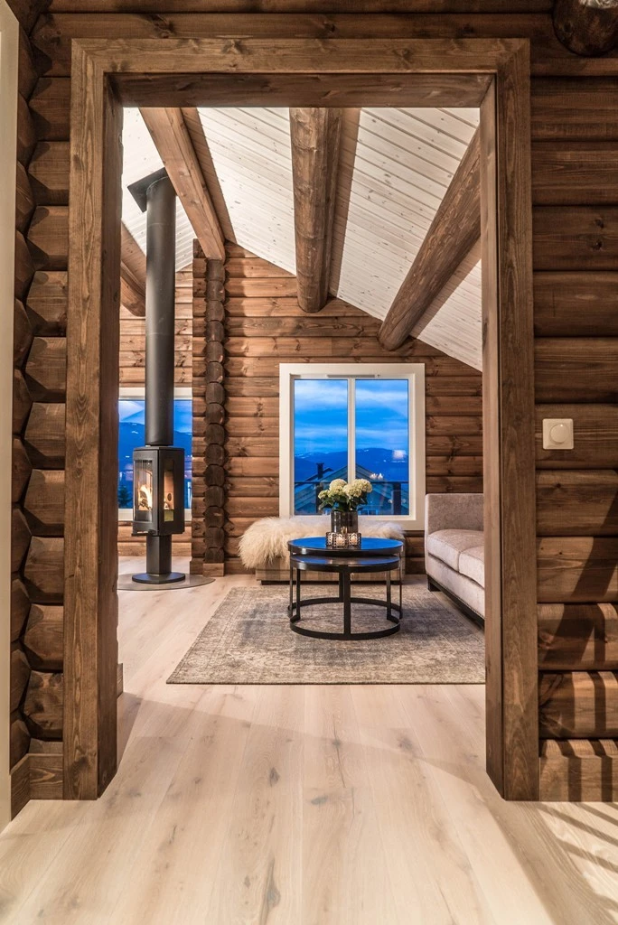 Det er lagt solid enstavs eikeparkett i store deler av hytta Galleribilde