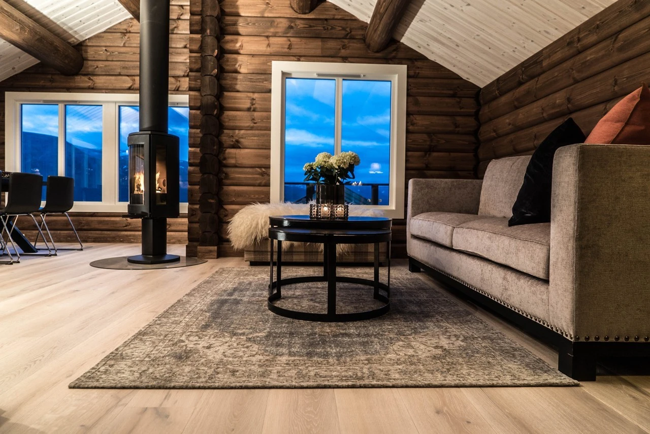 God takhøyde i kombinasjon med store vindusflater gir en luftig romfølelse i stue/kjøkken-delen Galleribilde