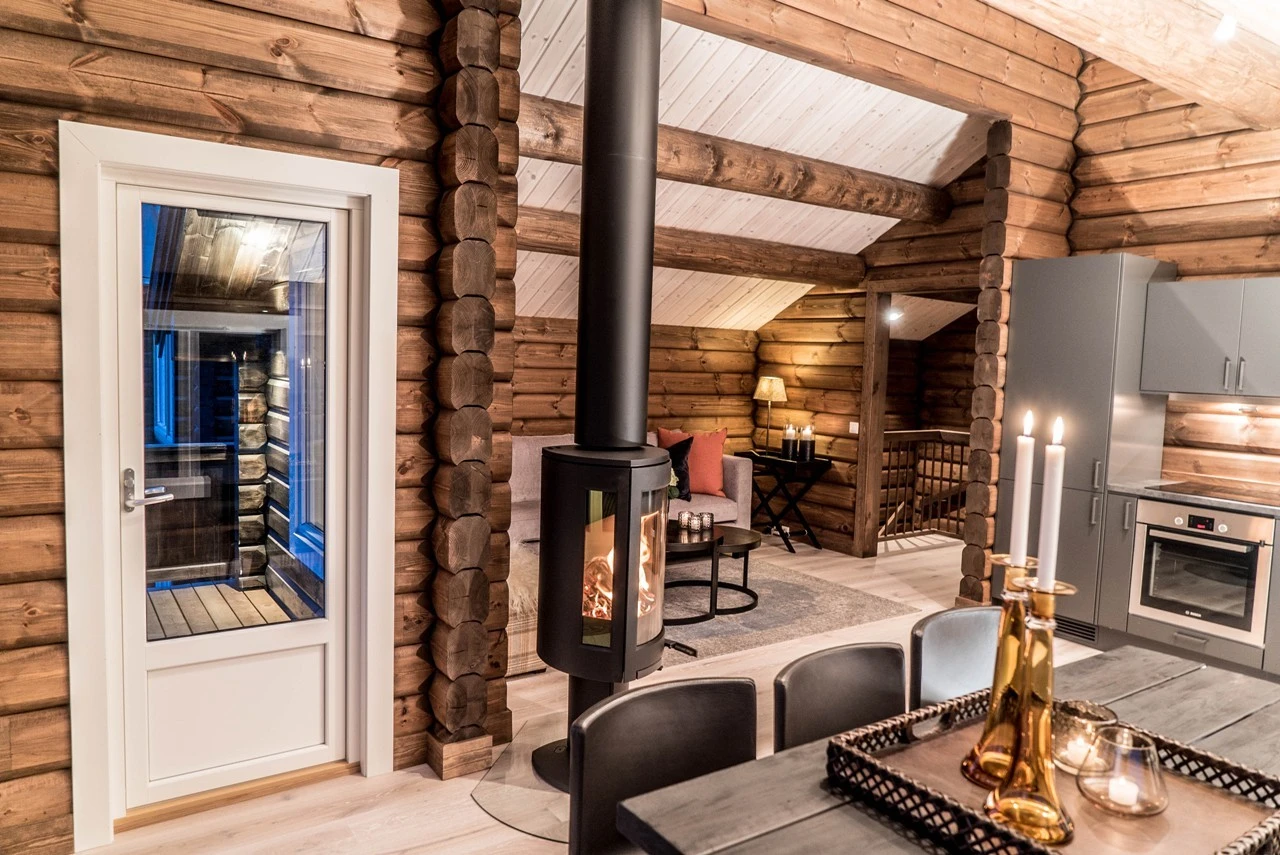 Stuen har svært god takhøyde og er beiset i herlige fargevalg som gir en behagelig romfølelse Galleribilde