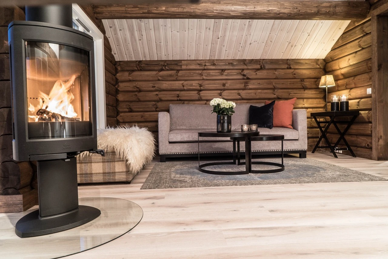 Stuen er i åpen løsning med kjøkken og spisestue Galleribilde