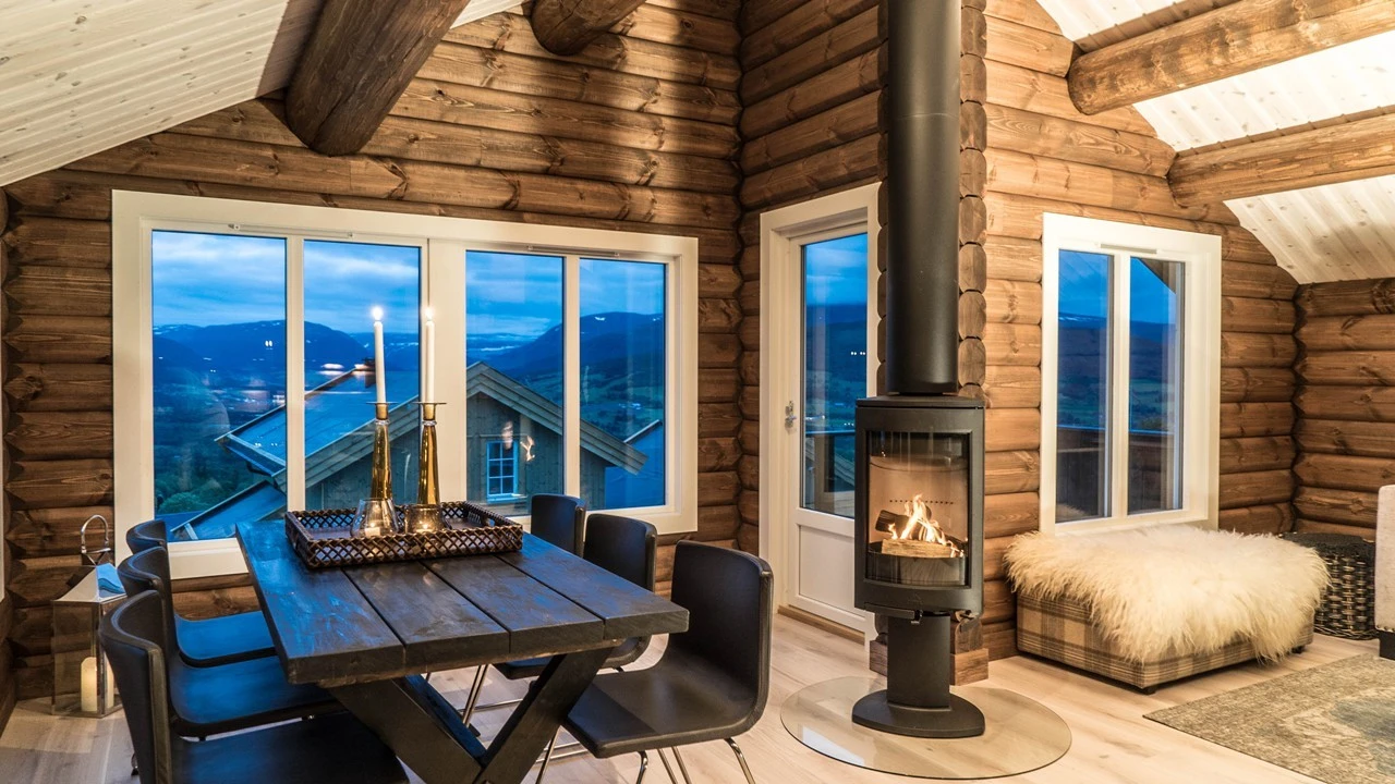 Her vil du få en nybygd fritidsbolig med moderne uttrykk i tømmer, og med nærhet til både alpintanlegg og skiløyper Galleribilde