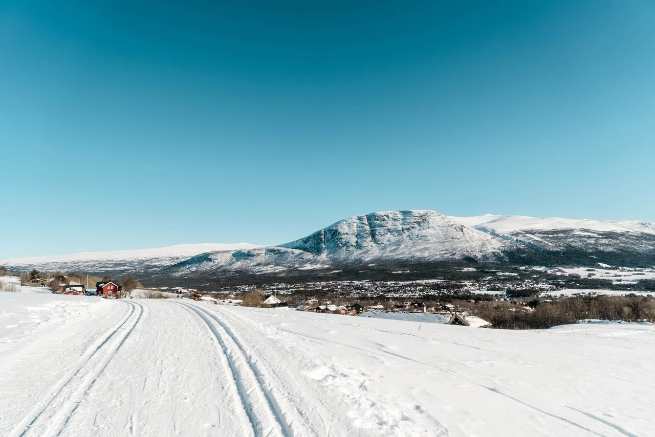 Skiløypene starter like nedenfor hytta og strekker seg både mot øst og vest Galleribilde