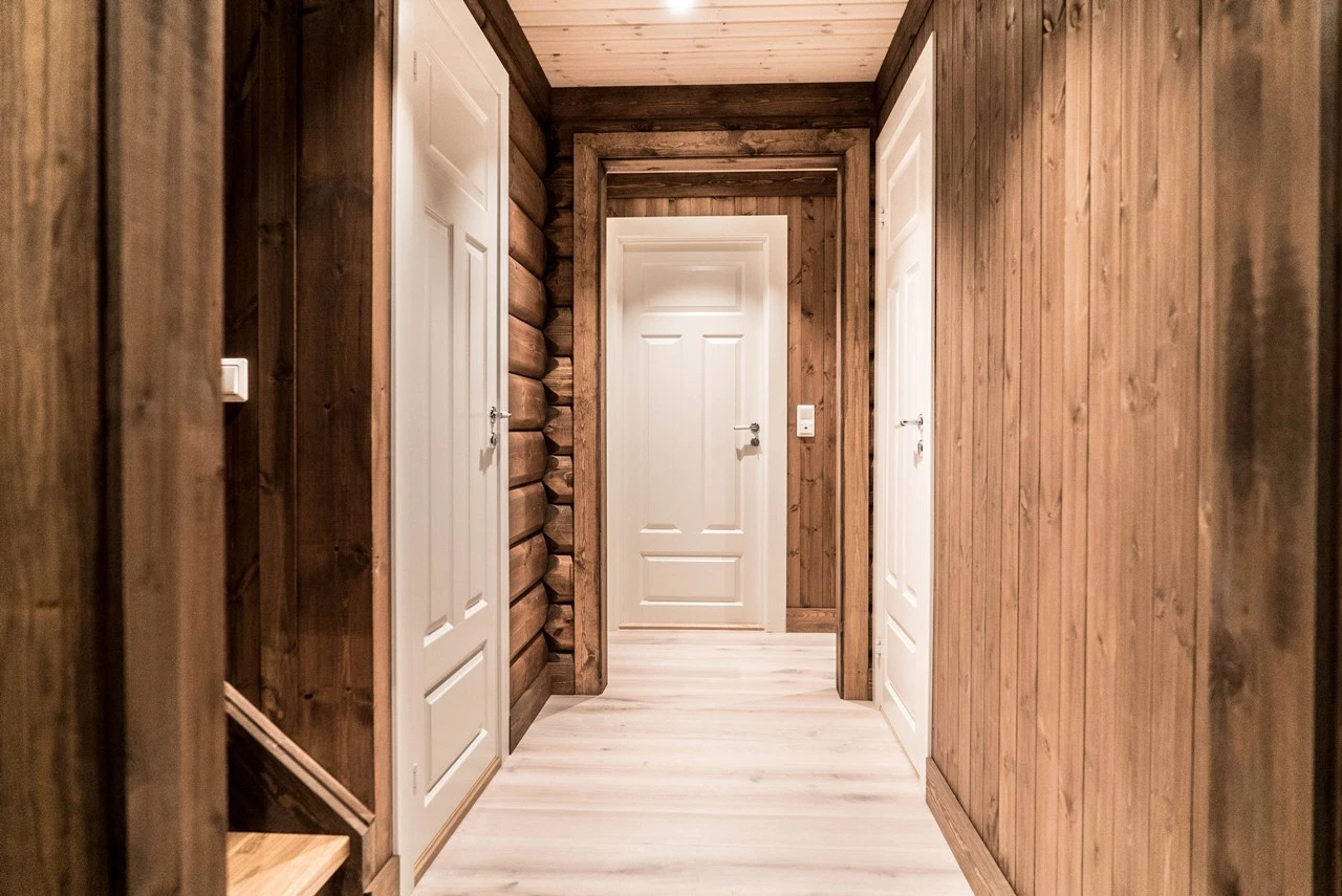 I hyttas første etasje finner du blant annet to bad, to soverom og en TV-stue som også kan fungere som gjesterom Galleribilde