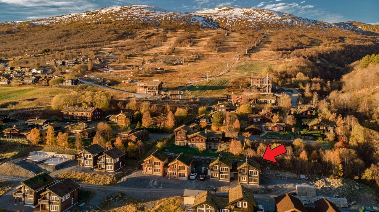 Hyttene ligger i alpinanlegget med ski in/out og har langrennsløyper like utenfor døren Galleribilde