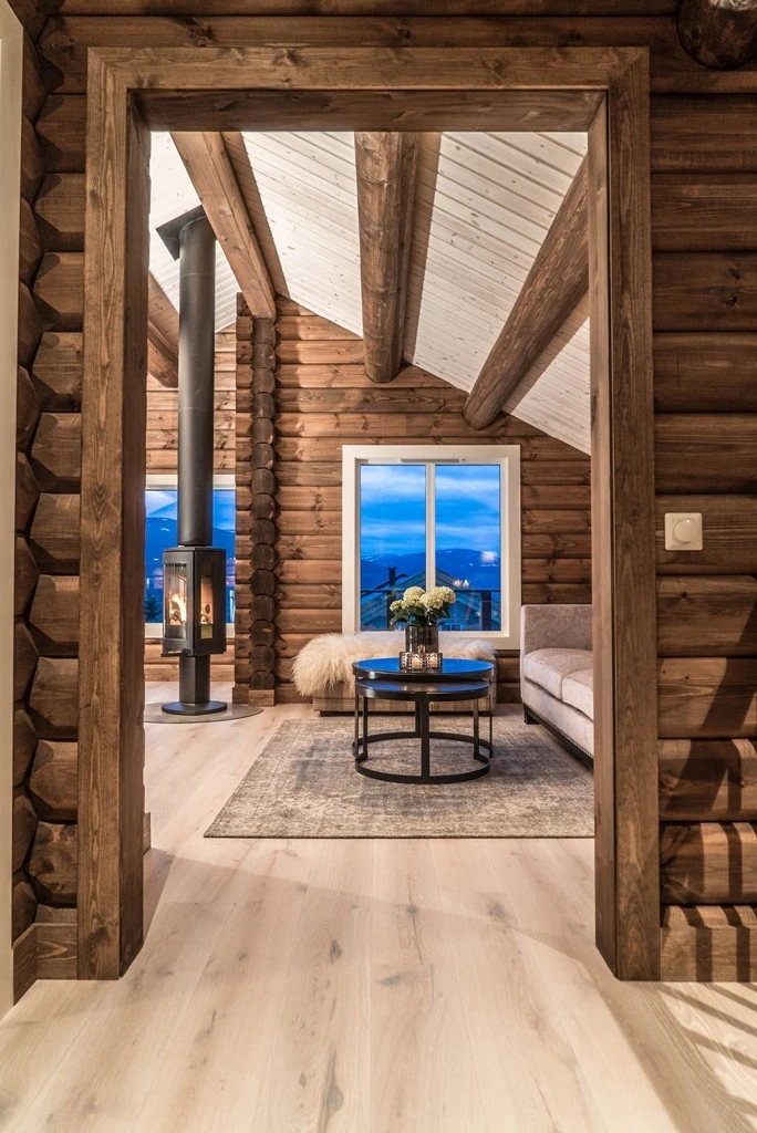 Det er lagt solid enstavs eikeparkett i store deler av hytta Galleribilde