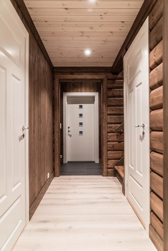 I gangen er det spotbelysning i taket Galleribilde