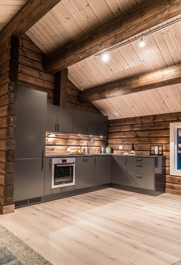 Kjøkkenet har god skap- og benkeplass, integrerte hvitevarer fra Bosch og induksjonstopp Galleribilde