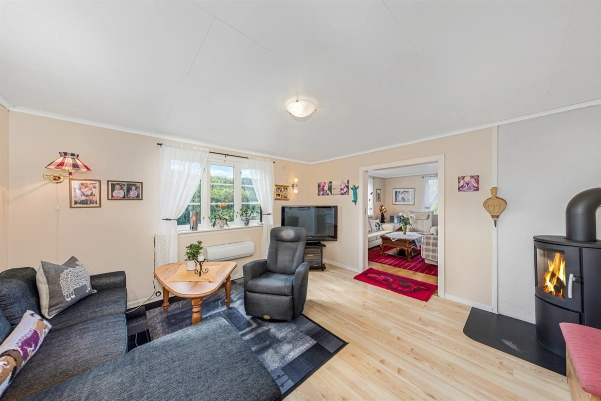 Praktisk plassert i det ene hjørnet i spisestuen finner du en nyere vedovn. Galleribilde