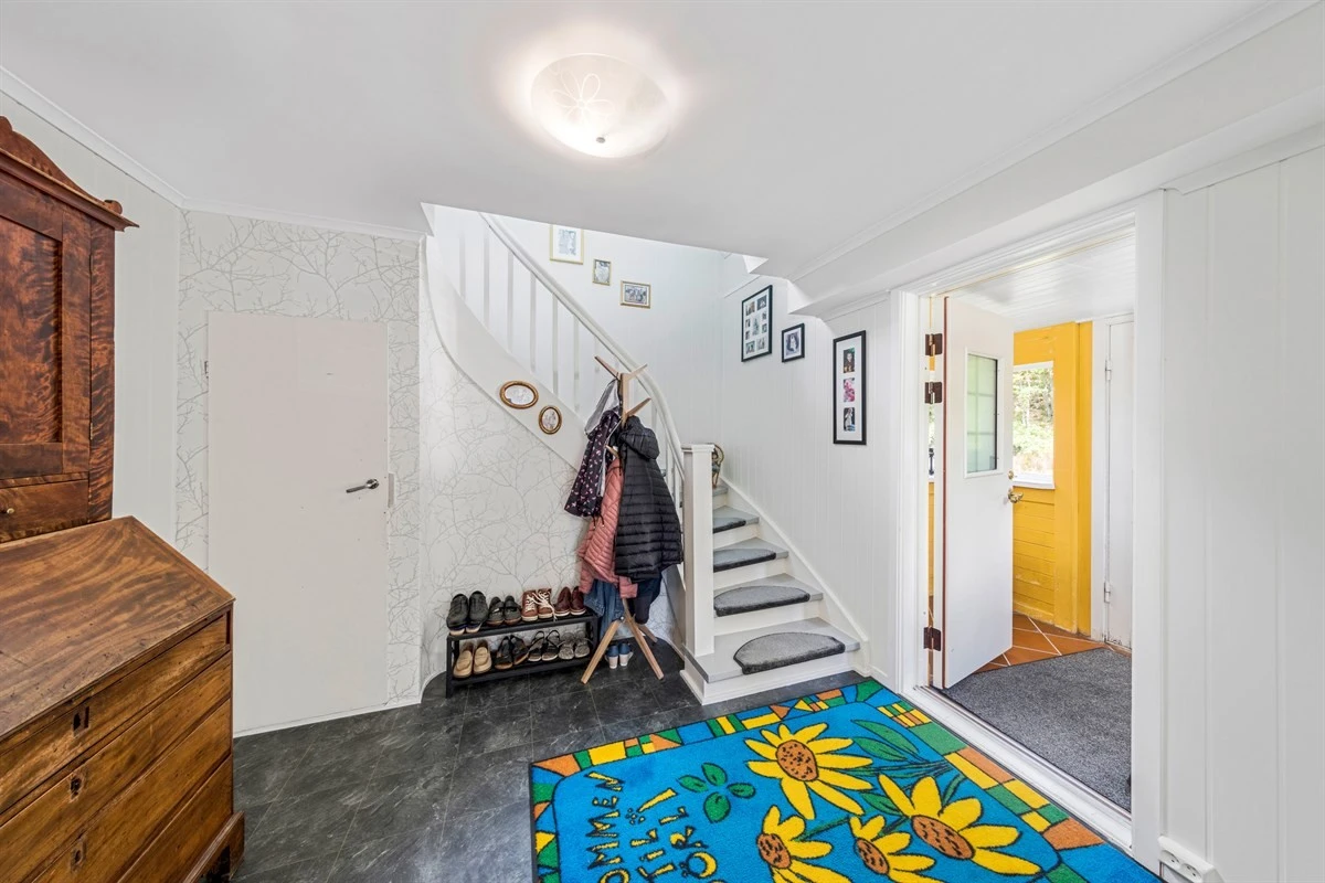 Du møtes først av et vindfang og kommer videre inn til en romslig entré, hvor du kan henge fra deg yttertøy og sette fra deg skoene. Galleribilde