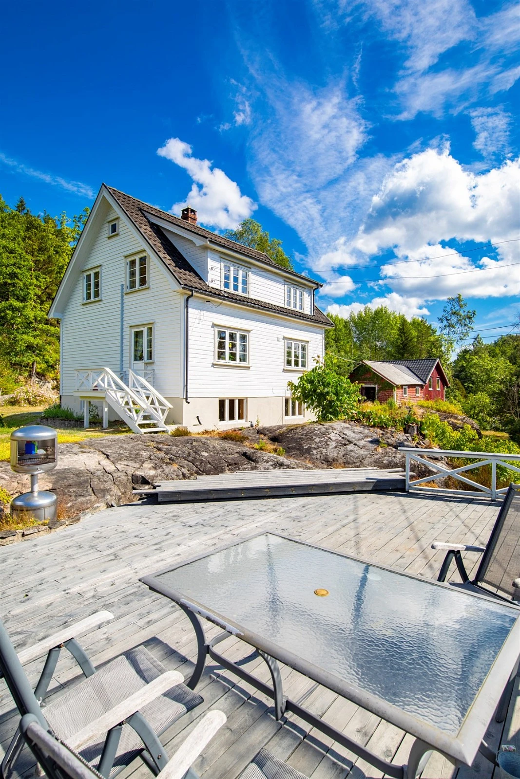 Plattingen ligger plassert ytterst på tomta, som gir en fantastisk utsikt over sjøen. Galleribilde