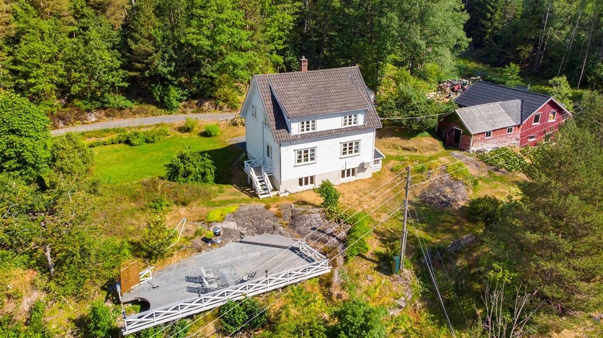 Dronebilde av eiendommen. Galleribilde