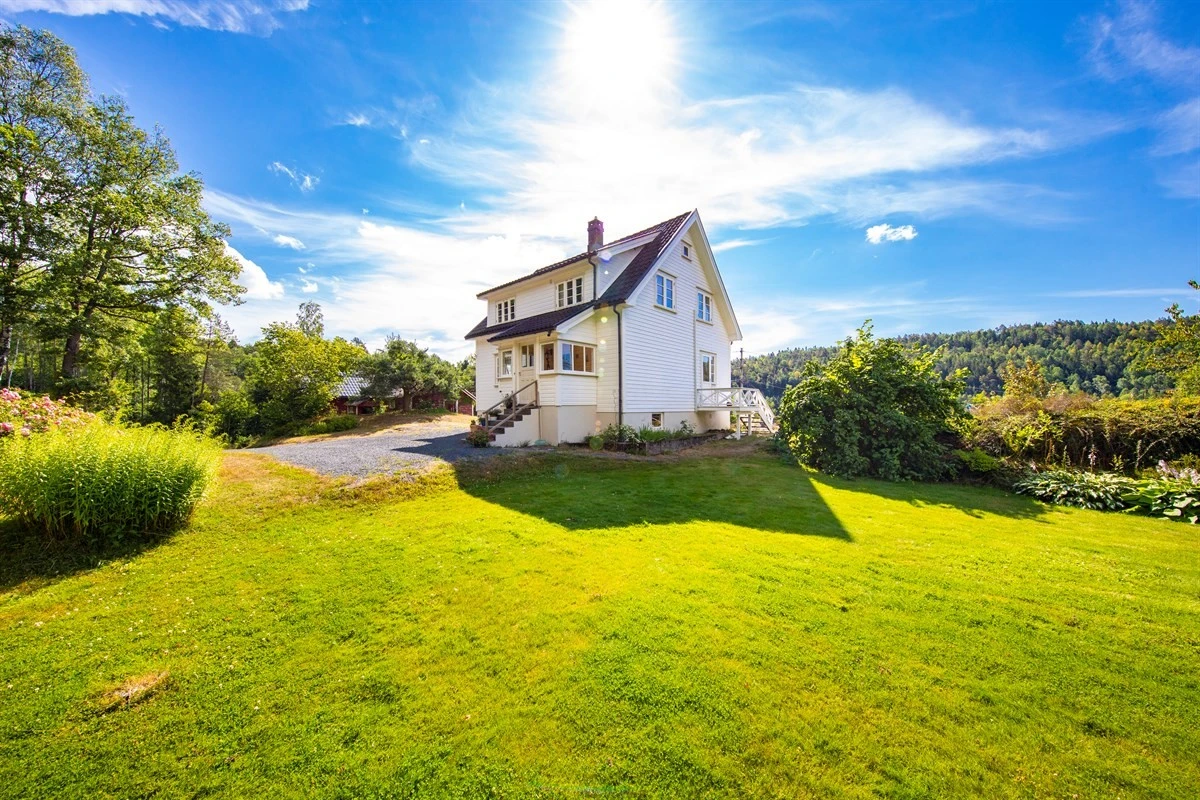 Dette er en pen eiendom beliggende på en pent opparbeidet tomt med flott utsikt. Galleribilde