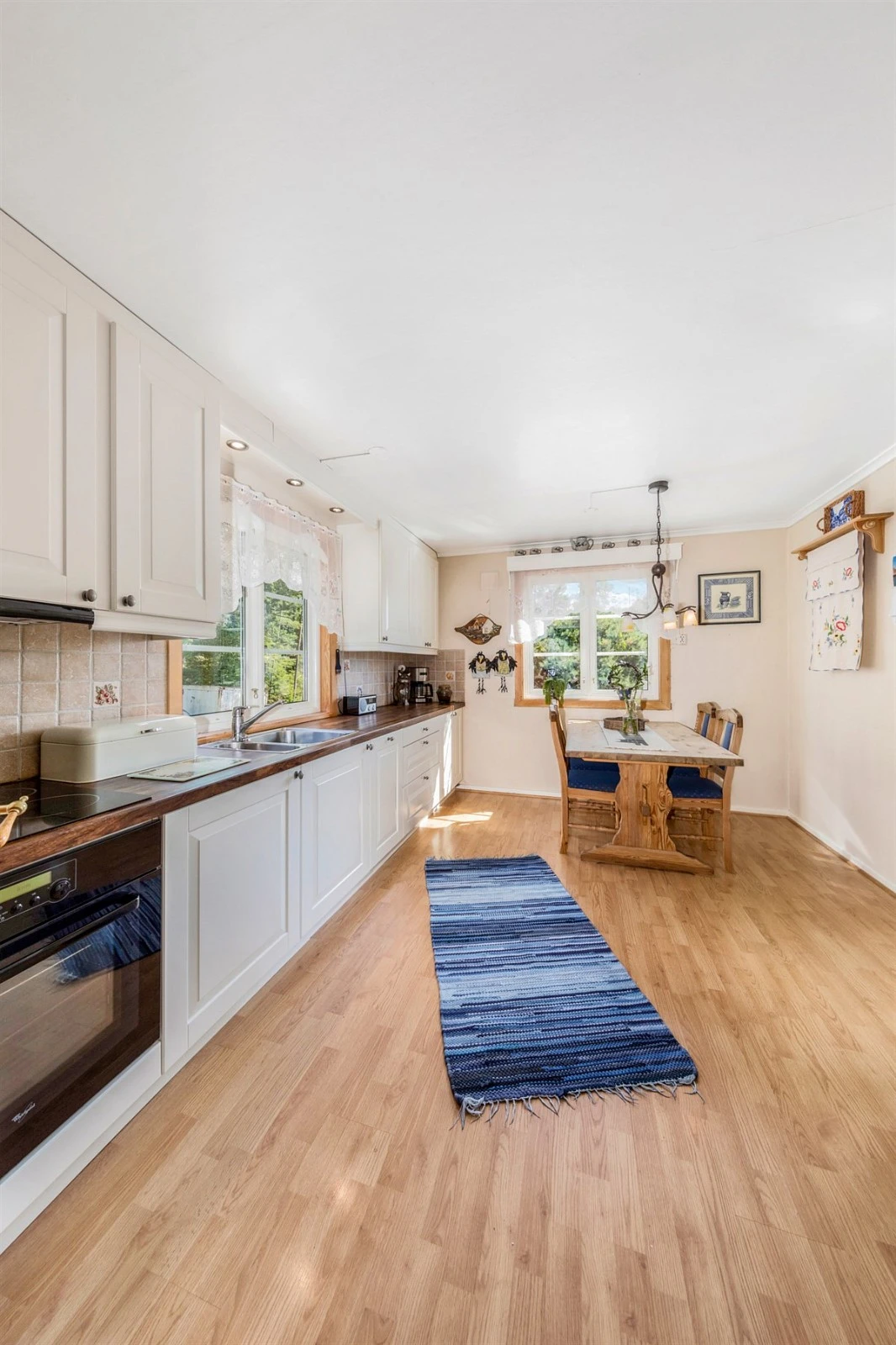 Kjøkkenet er av god størrelse med plass til spisebord. Galleribilde