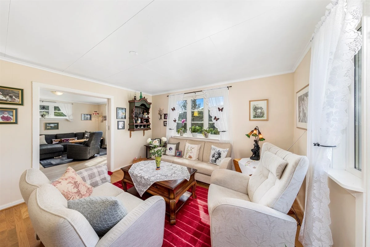 Stuen er enkel å innrede med plass til sofa, bord og mediebenk. Galleribilde