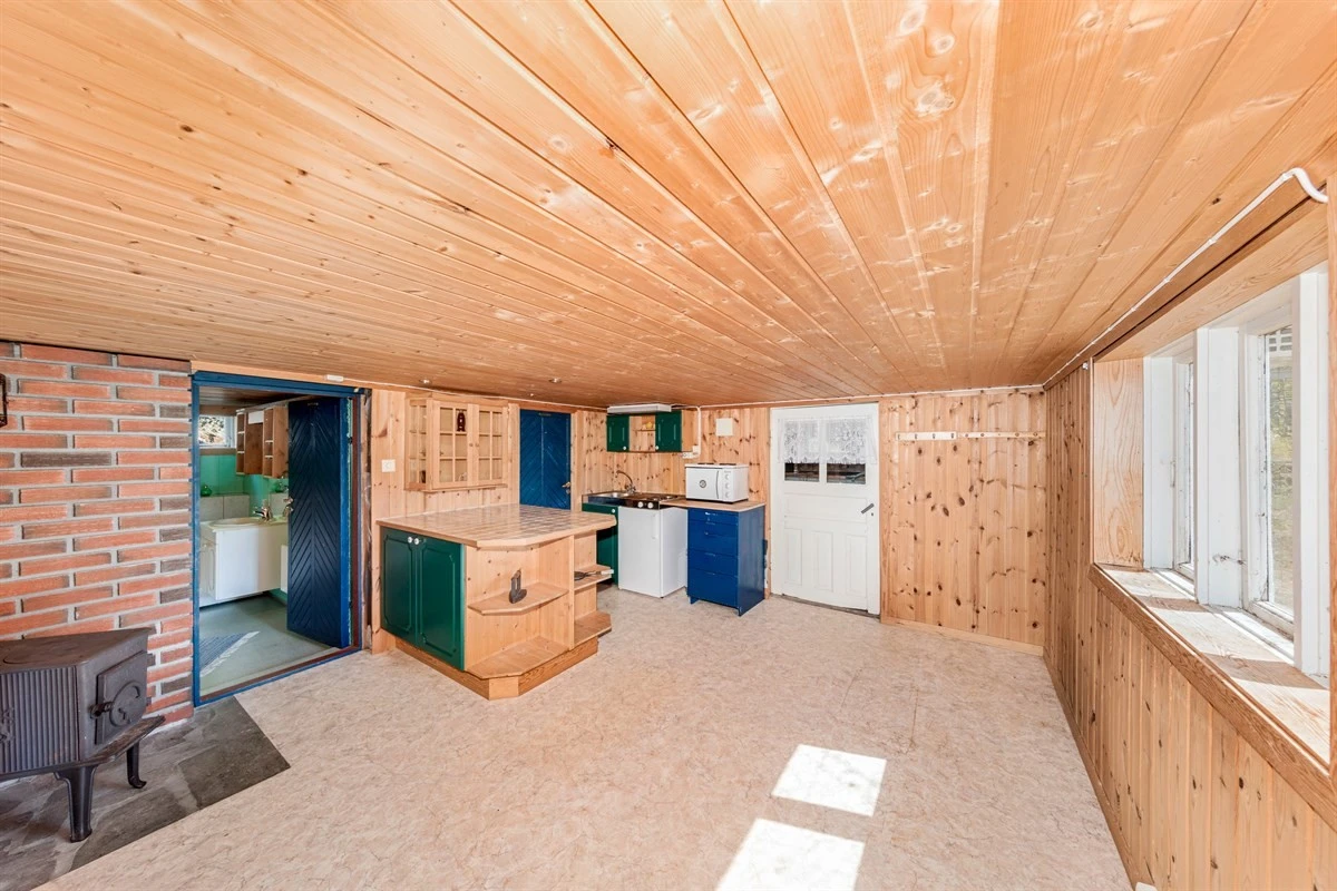 Kjelleren er innrede med stue/hybelkjøkken, soverom og bad. Galleribilde