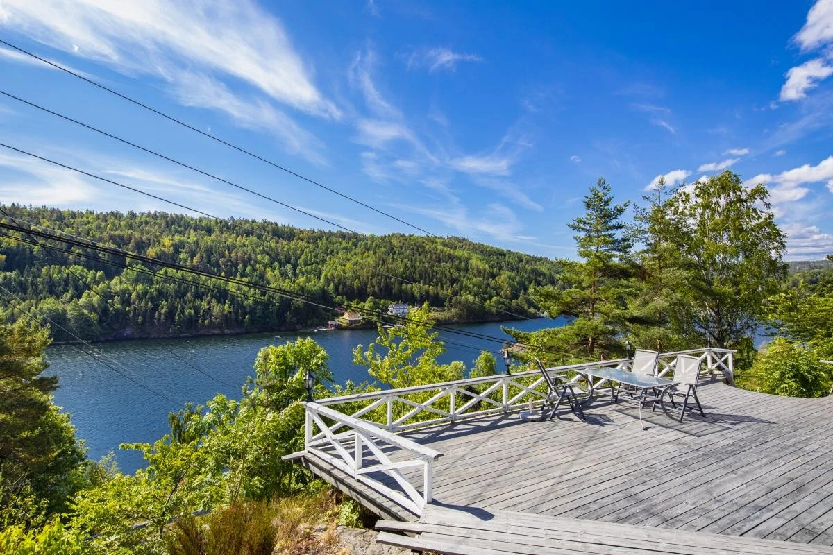 Solrik terrasse med flott utsikt. Galleribilde